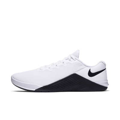 Nike metcon 5 black and white on sale